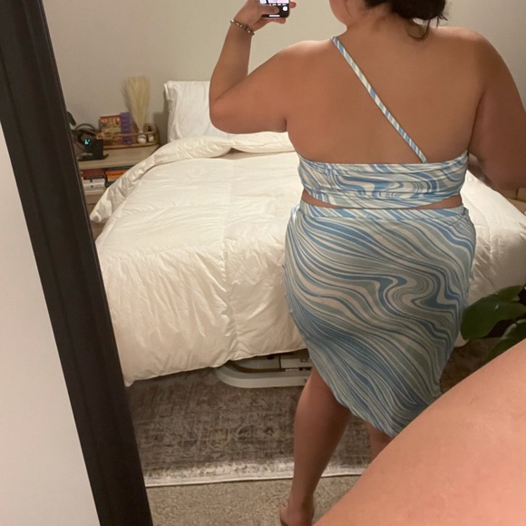 NEVER WORN Cross Front One Shoulder Two Piece Set Size 2X - Picture 3 of 4